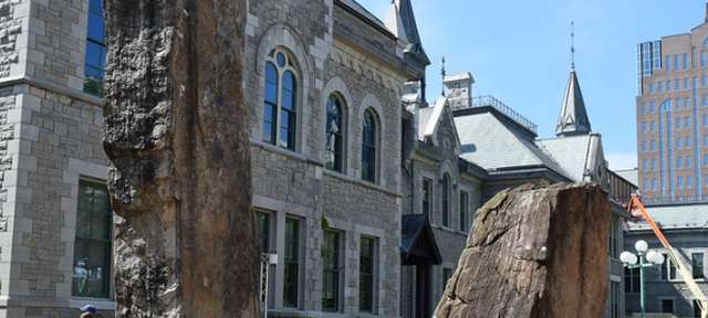 city.hall .rocks .h